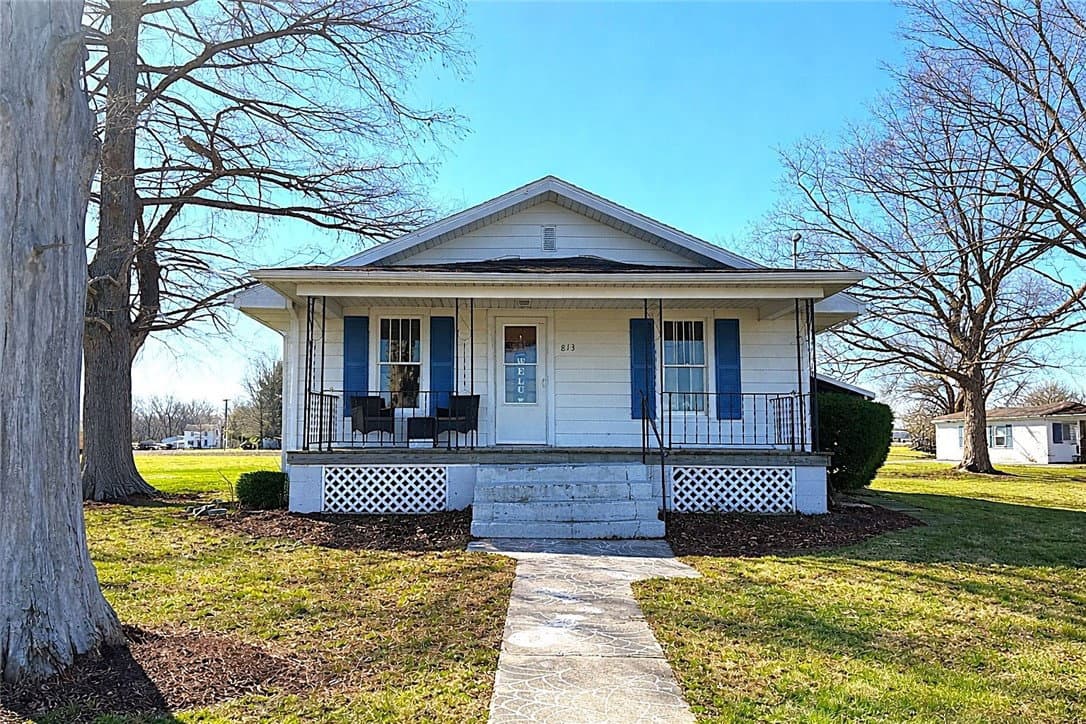 813 W Dewitt Street, Pana, IL 62557 — exterior