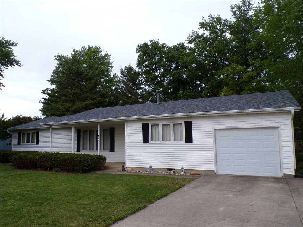 200 N Vine Street, Findlay, IL 62534 — exterior