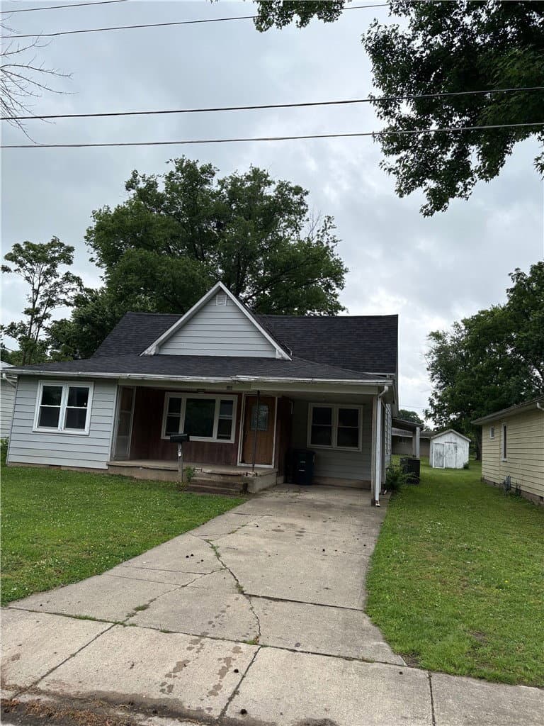 1012 N Walnut Street, St Elmo, IL 62458 — exterior