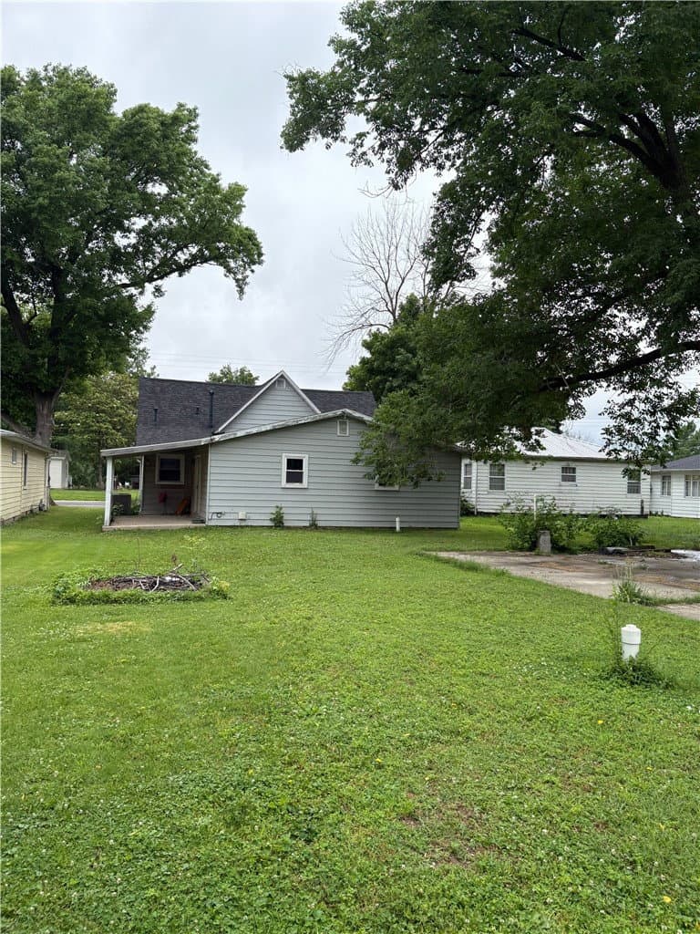 1012 N Walnut Street, St Elmo — exterior and grounds