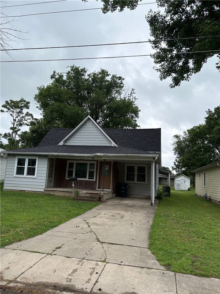 1012 N Walnut Street, St Elmo — exterior and grounds