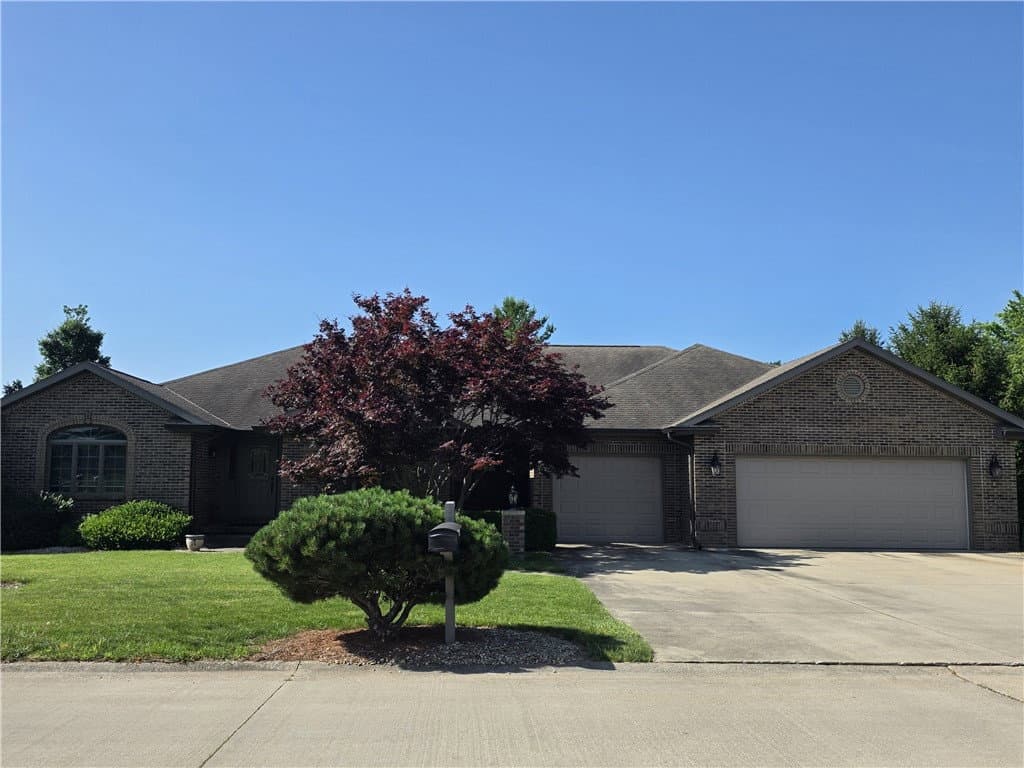 1 Chad Avenue, Sullivan, IL 61951 — exterior