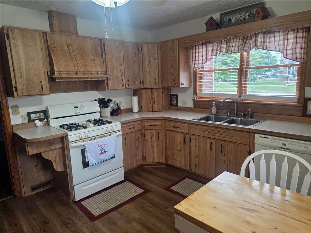 301 E Main Street, Stewardson — interior or exterior view, photo 2 of 46
