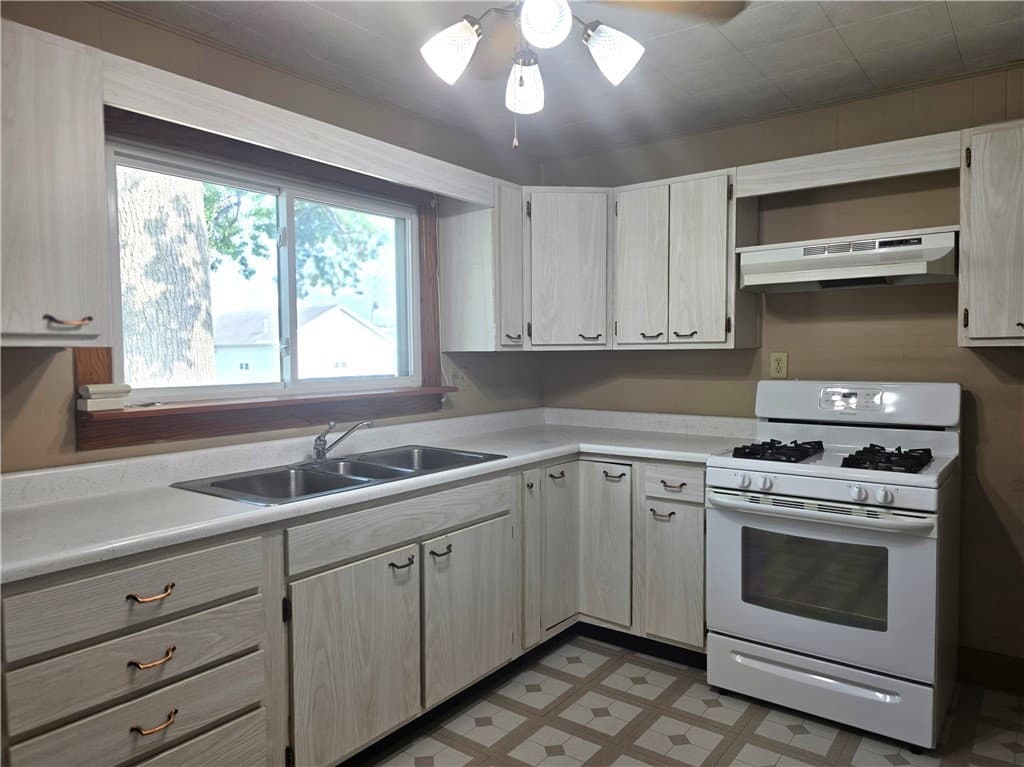 215 N Beech Street, Arthur — interior or exterior view, photo 5 of 32