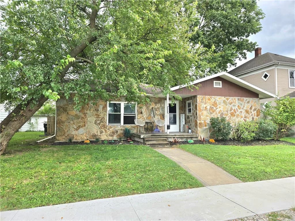 405 E Market Avenue, Effingham — interior or exterior view, photo 2 of 26