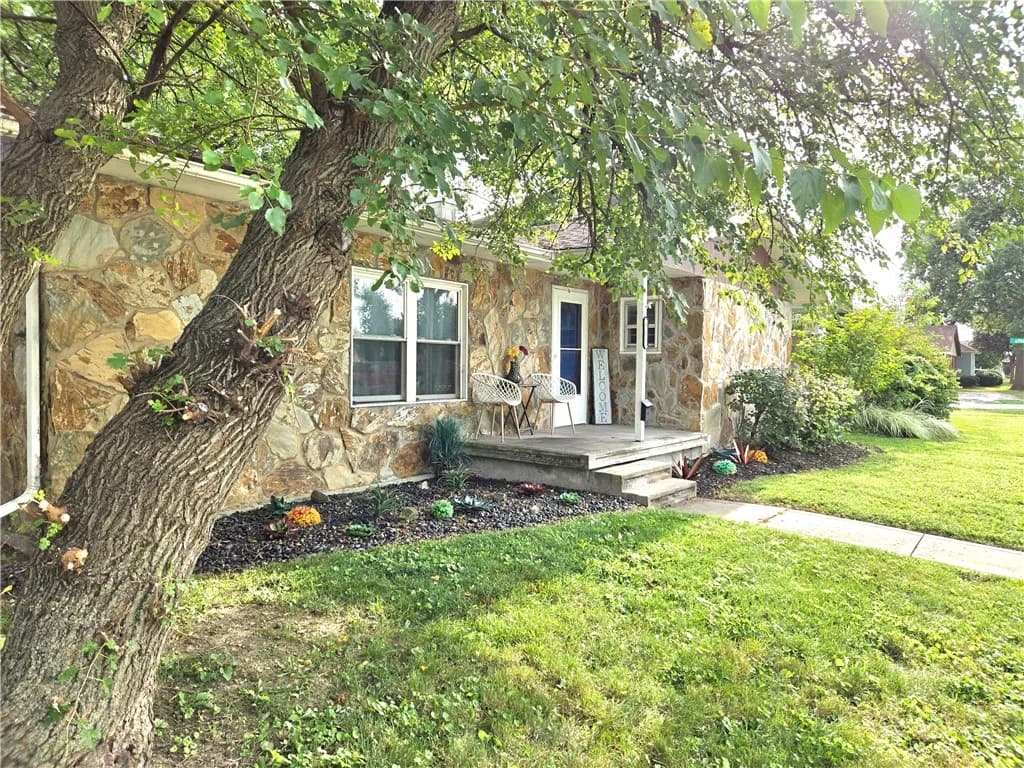 405 E Market Avenue, Effingham — interior or exterior view, photo 4 of 26