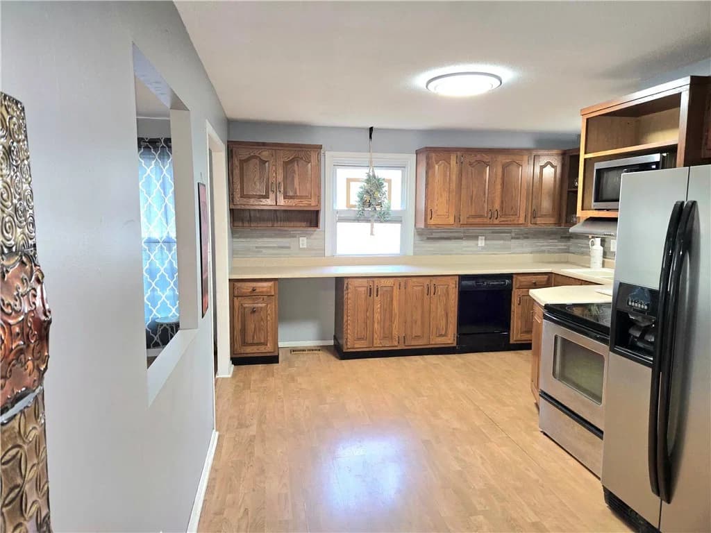 405 E Market Avenue, Effingham — interior or exterior view, photo 7 of 26