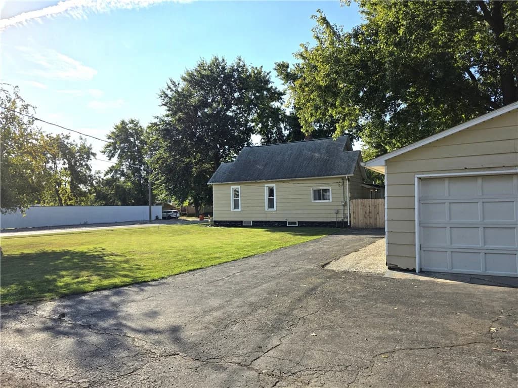 421 N Market Street, Sullivan — interior or exterior view, photo 2 of 34