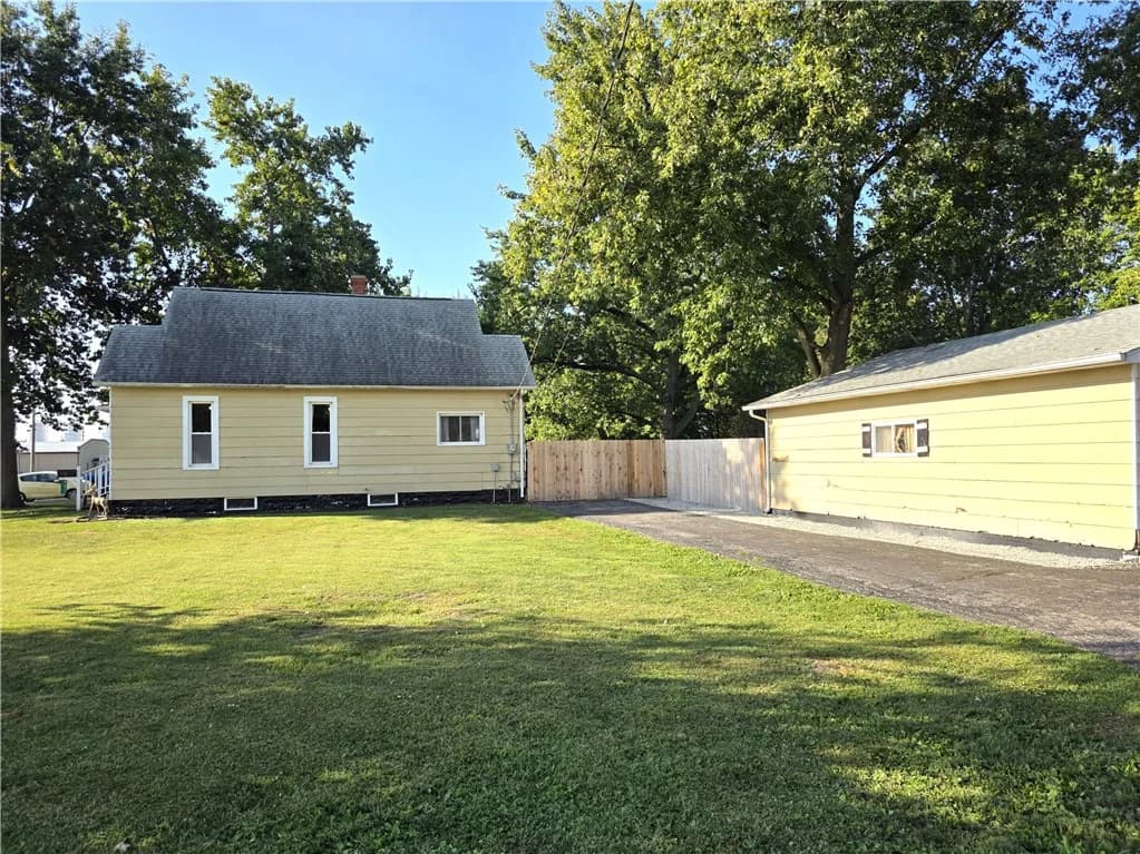 421 N Market Street, Sullivan — interior or exterior view, photo 3 of 34