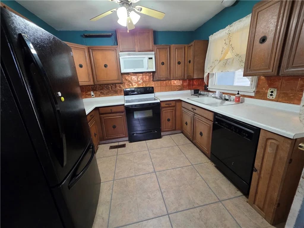 417 E Elm Street, Cowden — interior or exterior view, photo 2 of 21