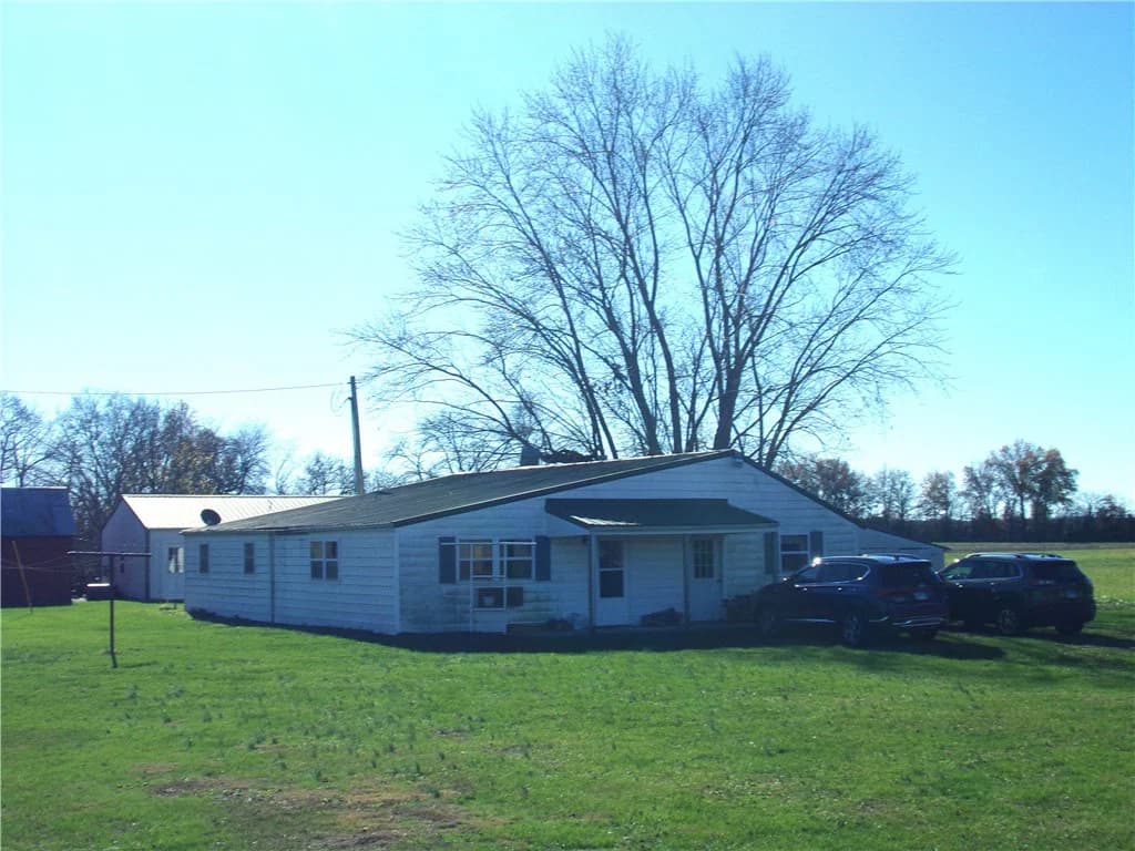 2405 E 1600th Avenue, Altamont, IL 62411 — exterior