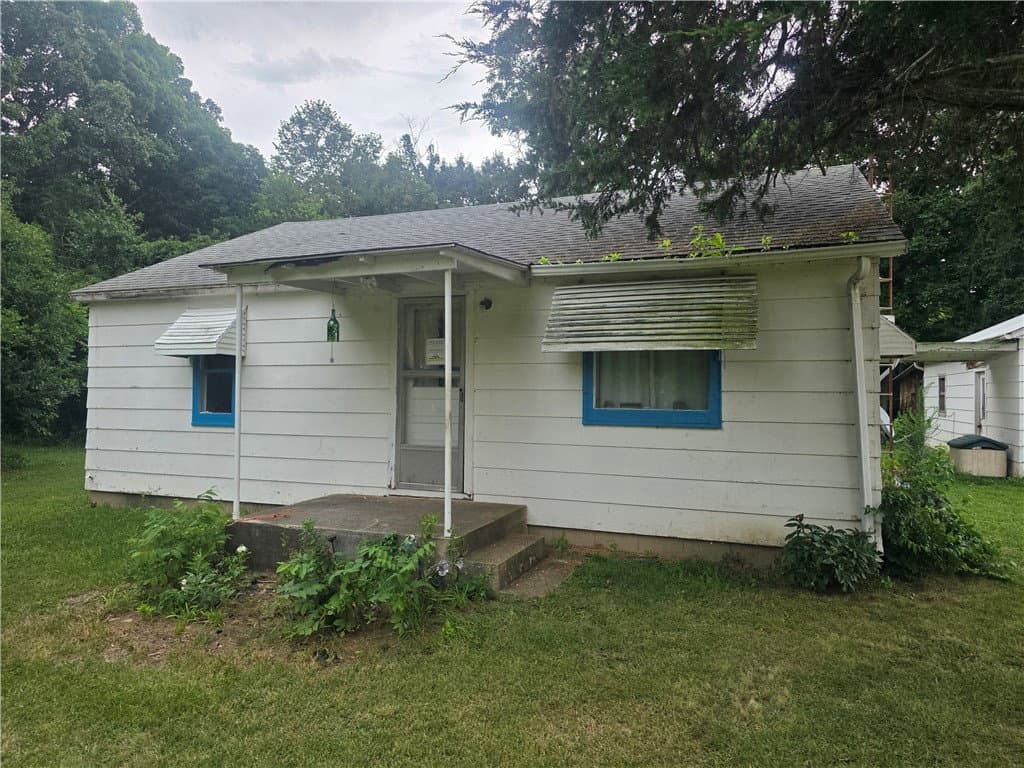48 1700 East Road, Beecher City, IL 62414 — exterior