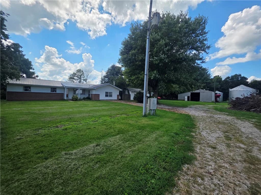728 County Road 1675E, Sullivan, IL 61951 — exterior
